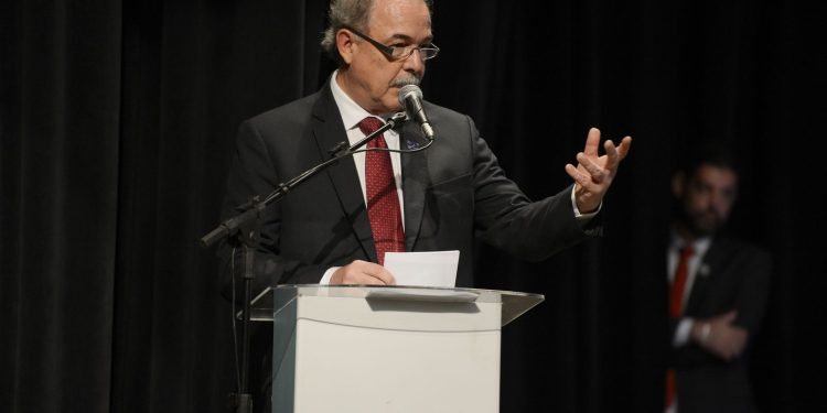 Mercadante toma posse no BNDES e faz discurso em defesa da democracia