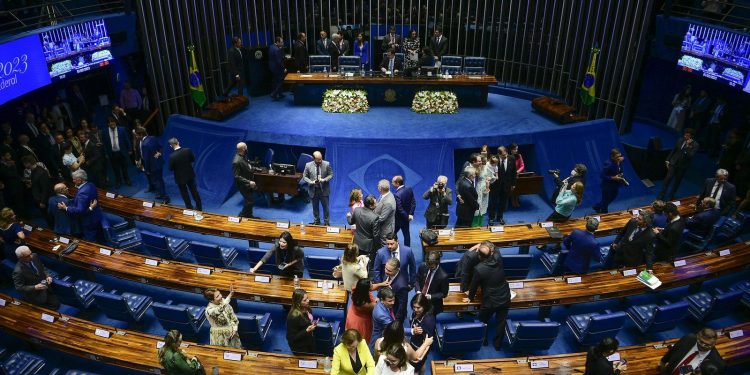 Senadores tomam posse em sessão rápida