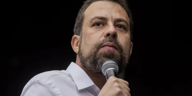 “Cabeça do crime organizado não está no barraco da favela”, diz Boulos