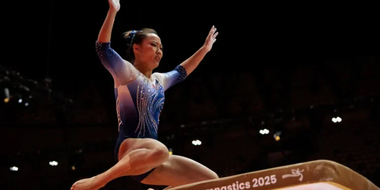 Chinesa recebe nota zero e chora na final do Mundial de ginástica; vídeo