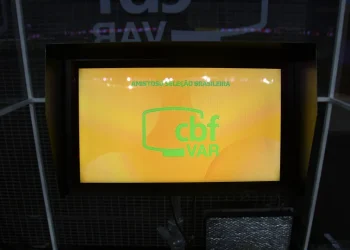 ‘Chuta a bola e não tem tempo de tirar o pé’, diz áudio do VAR sobre Gómez