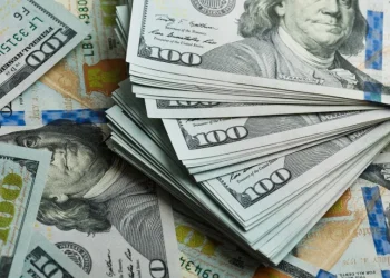 Dólar e Bolsa fecham em alta com mercado atento a contas públicas e tensões entre EUA e China
