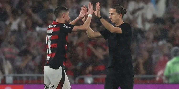 Filipe Luís elogia Flamengo após vaga na fibal: ‘Este time sabe jogar Libertadores’