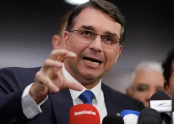 Flávio assume linha de frente de Bolsonaro em reta final no STF e cresce nas apostas para 2026