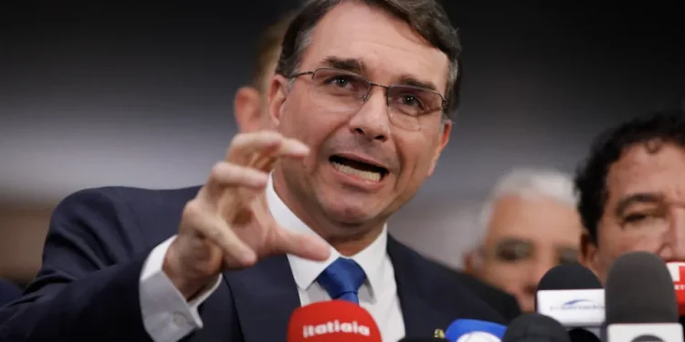 Flávio assume linha de frente de Bolsonaro em reta final no STF e cresce nas apostas para 2026