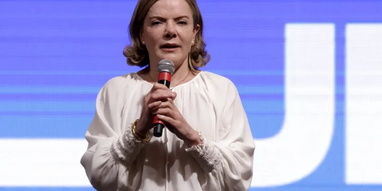 ‘Misógino arrogante da extrema direita’, diz Gleisi sobre conselheiro de Trump que criticou brasileiras