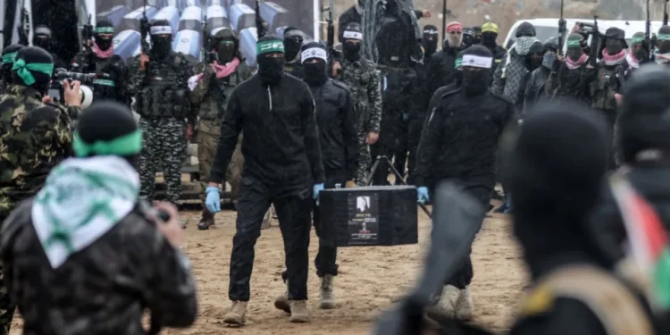 Hamas afirma que entregará mais dois corpos de reféns nesta quinta