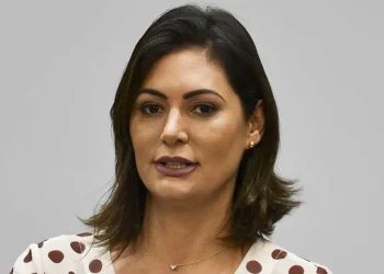 Michelle Bolsonaro diz que filha mais velha teve celular roubado em SP