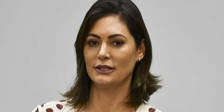 Michelle Bolsonaro diz que filha mais velha teve celular roubado em SP