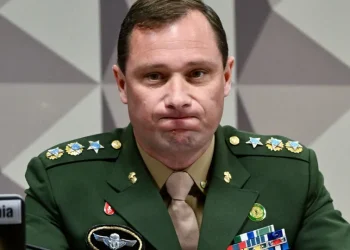 Moraes determina cumprimento de pena de Cid e retirada de tornozeleira