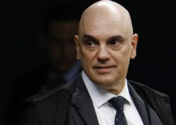 Nikolas Ferreira pede prisão de Moraes por mensagens de Vorcaro