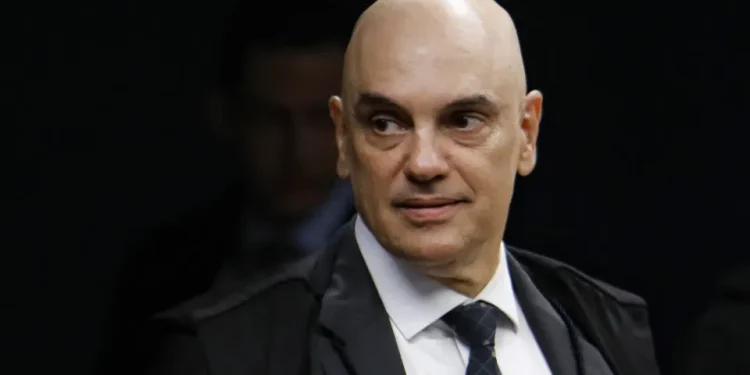 Nikolas Ferreira pede prisão de Moraes por mensagens de Vorcaro