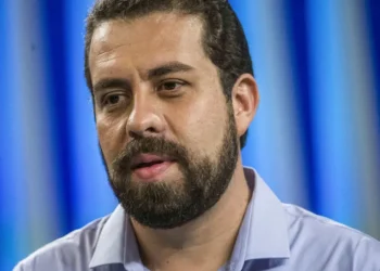Justiça condena Marçal a indenizar Boulos em R$ 100 mil por falsas acusações de uso de cocaína