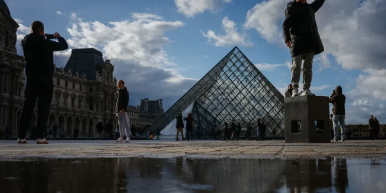Polícia francesa prende dois suspeitos do assalto ao Museu do Louvre
