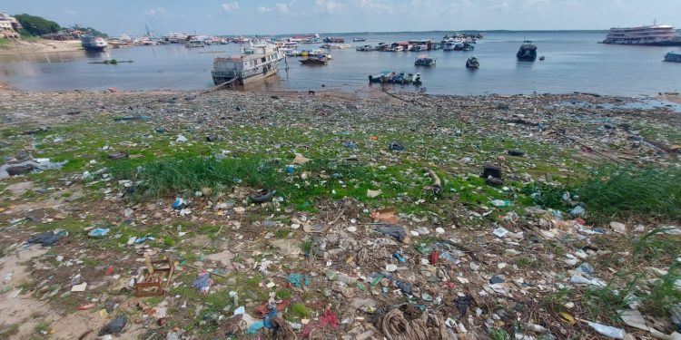 Poluição plástica ameaça rios da Bacia Amazônica