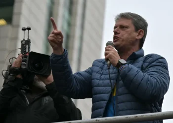 Tarcísio e Ratinho Jr. calculam passos e endosso a Cláudio Castro na crise do RJ