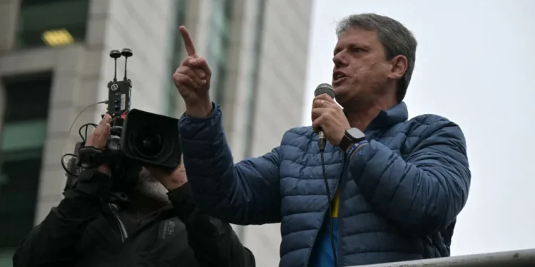 Tarcísio e Ratinho Jr. calculam passos e endosso a Cláudio Castro na crise do RJ