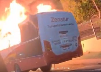VÍDEO: Micro-ônibus de rota do Distrito pega fogo e fica destruído em avenida de Manaus