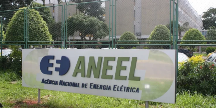Aneel quer que preço da conta de luz mude conforme horário do dia