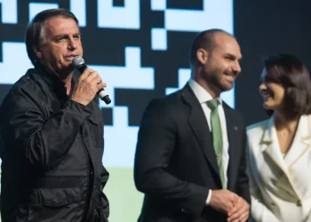 Bolsonarismo sofre 2ª tentativa de debandada, e filhos de ex-presidente reagem