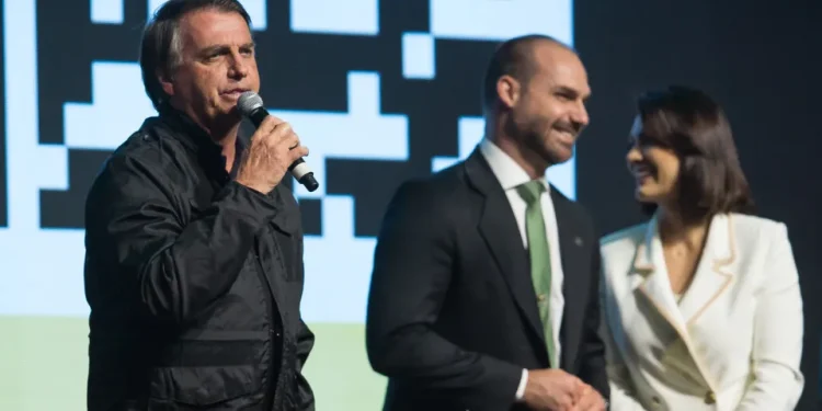 Bolsonarismo sofre 2ª tentativa de debandada, e filhos de ex-presidente reagem