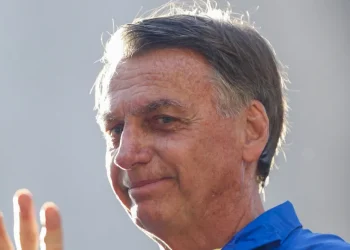 Bolsonaro culpa remédios por ter mexido em tornozeleira, cita ‘paranoia’ e tem prisão mantida