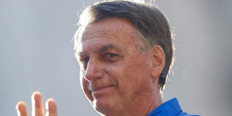 Bolsonaro culpa remédios por ter mexido em tornozeleira, cita ‘paranoia’ e tem prisão mantida