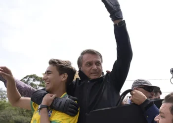 Bolsonaro recebeu visita de deputado Nikolas Ferreira horas antes de tentar romper tornozeleira