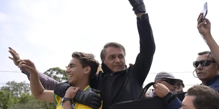 Bolsonaro recebeu visita de deputado Nikolas Ferreira horas antes de tentar romper tornozeleira