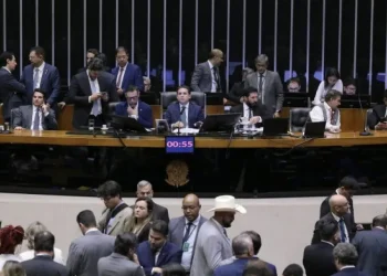 Câmara apoia fim de supersalários, mas rejeita reformas fiscais, indica levantamento