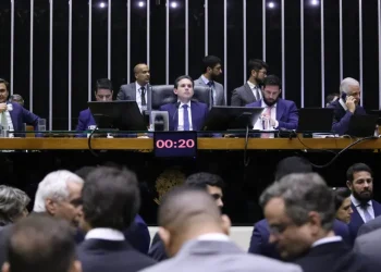 Câmara aprova texto-base de PL Antifacção em derrota para o governo Lula