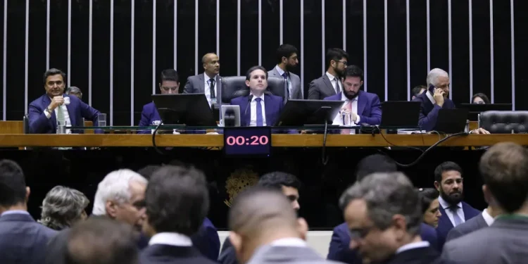 Câmara aprova texto-base de PL Antifacção em derrota para o governo Lula