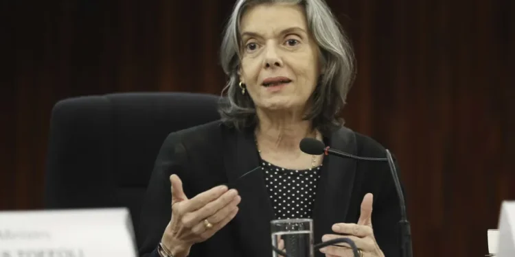 Carmén Lúcia: “ditadura é como erva daninha que precisa ser cortada”