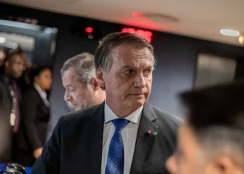 Defesa de Bolsonaro cita confusão mental e pede prisão domiciliar