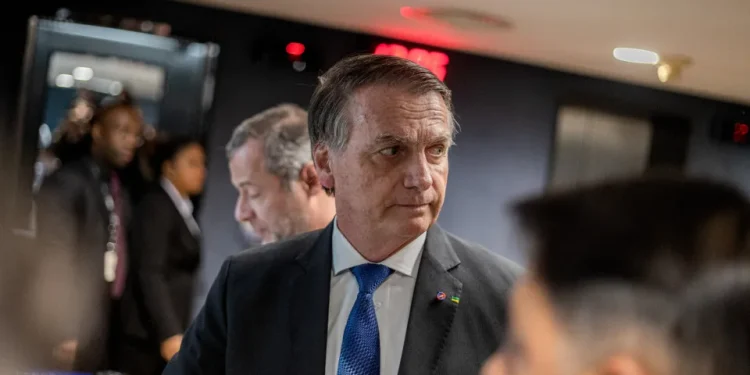 Defesa de Bolsonaro cita confusão mental e pede prisão domiciliar