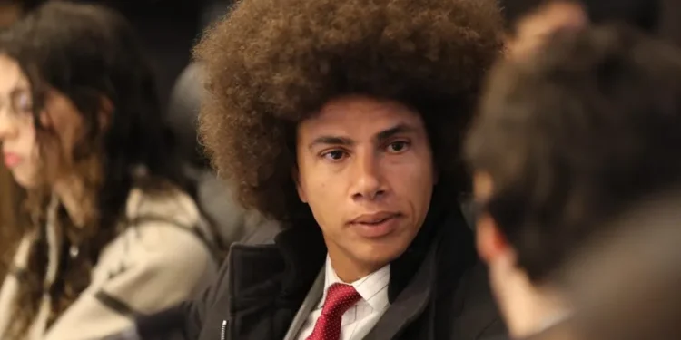 Deputado Renato Freitas é agredido e revida socos em homem em Curitiba