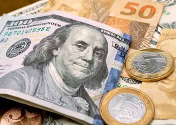 Dólar recua mais de 1% e Bolsa renova recorde após trégua entre Irã e EUA