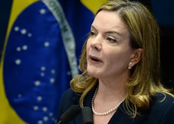 Gleisi diz que políticos de direita querem EUA intervindo no Brasil