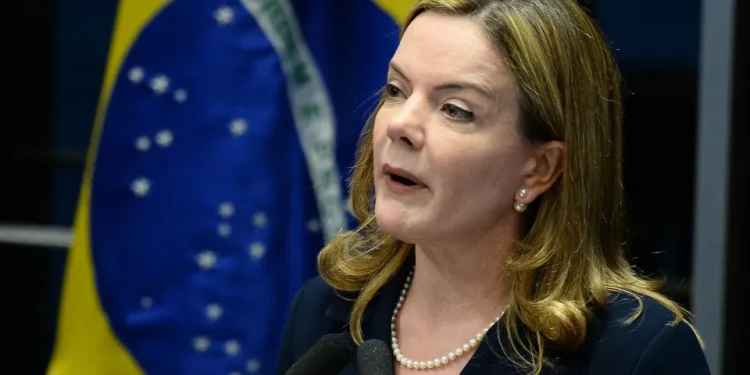 Gleisi diz que políticos de direita querem EUA intervindo no Brasil