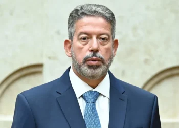 Lira se contrapõe a Motta com acenos a governo Lula durante ato do IR