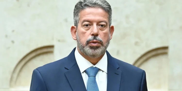 Lira se contrapõe a Motta com acenos a governo Lula durante ato do IR