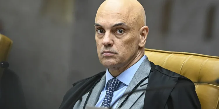 Moraes e Dino votam contra recursos de condenados por trama golpista