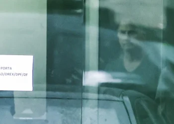 Moraes e Dino votam para manter prisão de Bolsonaro; relator vê descumprimento reiterado de ordens do STF