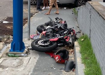 Motociclista é arremessado após colisão na Avenida João Valério, em Manaus