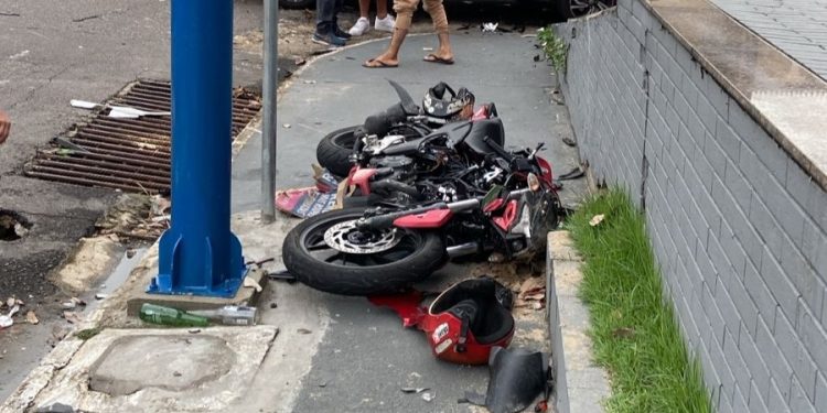 Motociclista é arremessado após colisão na Avenida João Valério, em Manaus