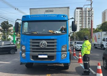 Operação de fiscalização autua 21 caminhões na Mário Ypiranga, em Manaus