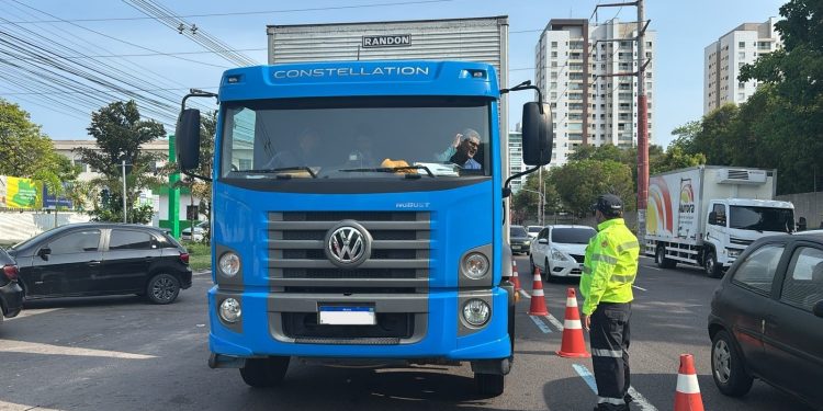 Operação de fiscalização autua 21 caminhões na Mário Ypiranga, em Manaus
