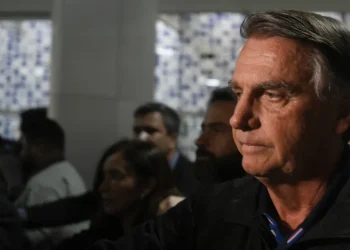 Plano do PL para contornar campanha sem Bolsonaro inclui boneco de papelão e IA