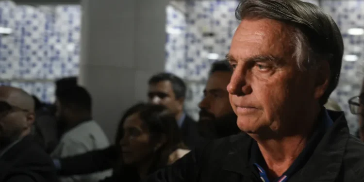 Plano do PL para contornar campanha sem Bolsonaro inclui boneco de papelão e IA