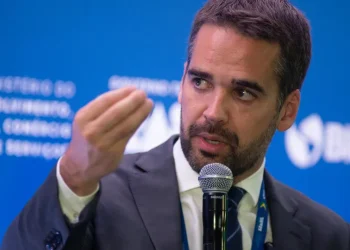 Eduardo Leite pede desculpas a Caiado após críticas por ser preterido no PSD